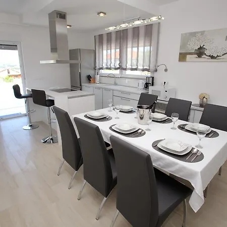 Leona * Трогир