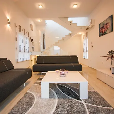 Leona Villa