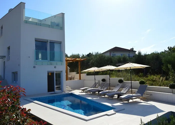 Leona Villa