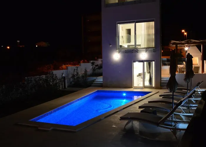 Leona Trogir