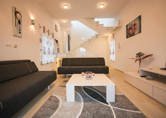 Leona Villa