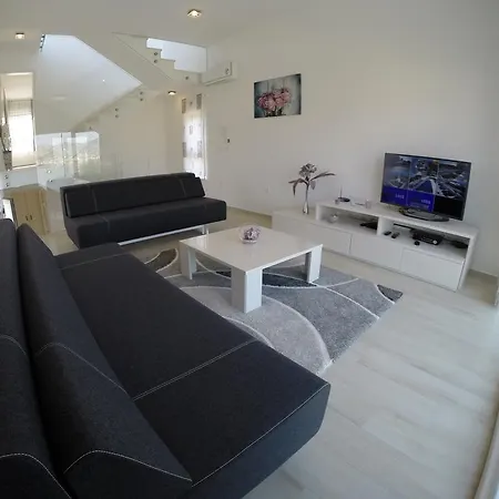 Leona 别墅 特罗吉尔