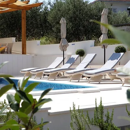 Leona 别墅 特罗吉尔