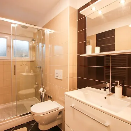 Leona 别墅 特罗吉尔