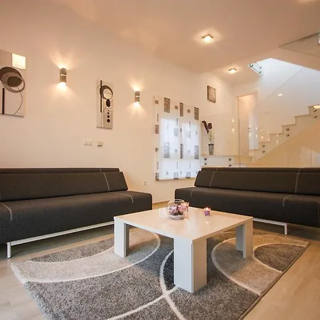 Leona * טרוגיר